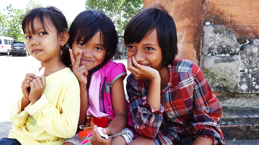 Happy girls at Pura Lingsar on Lombok